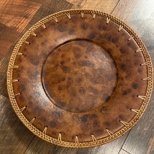 Decorative plate with wicker edges